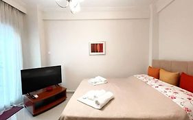 Crimson Suite: 1-Bedroom Apartment In Thessaloniki