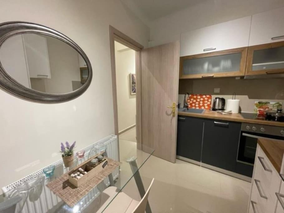 Crimson Suite: 1-Bedroom Apartment In Θεσσαλονίκη Εξωτερικό φωτογραφία